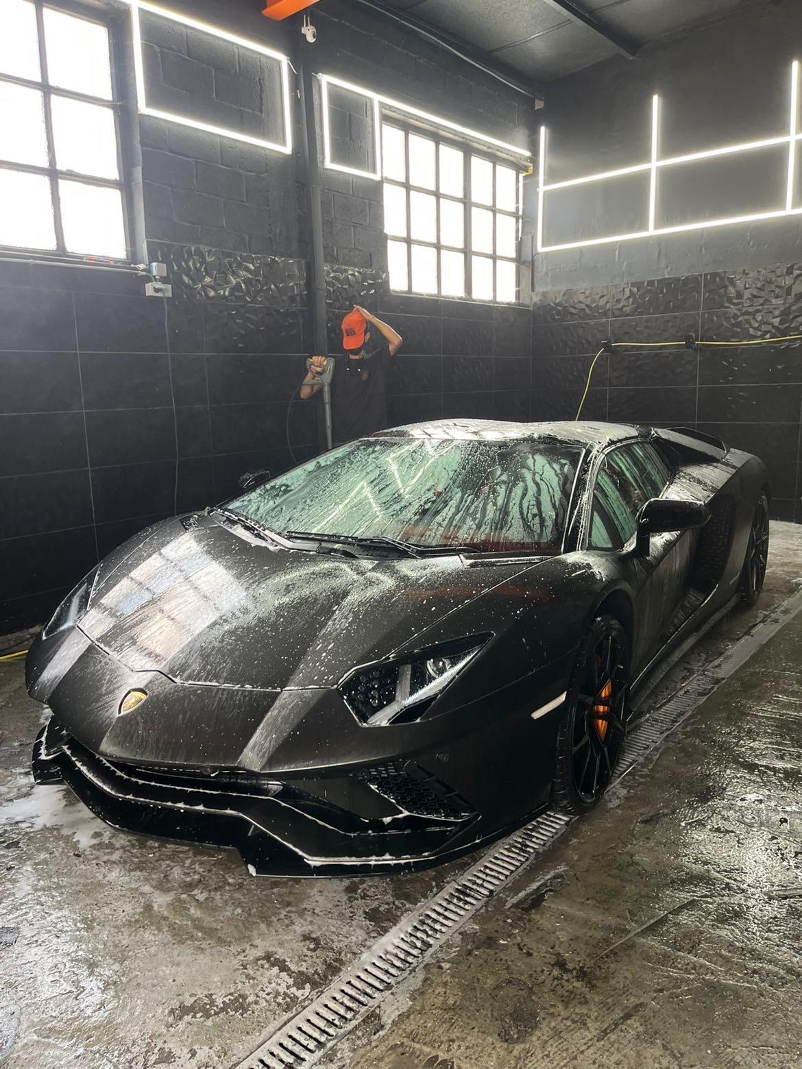 Lavage main Lamborghini